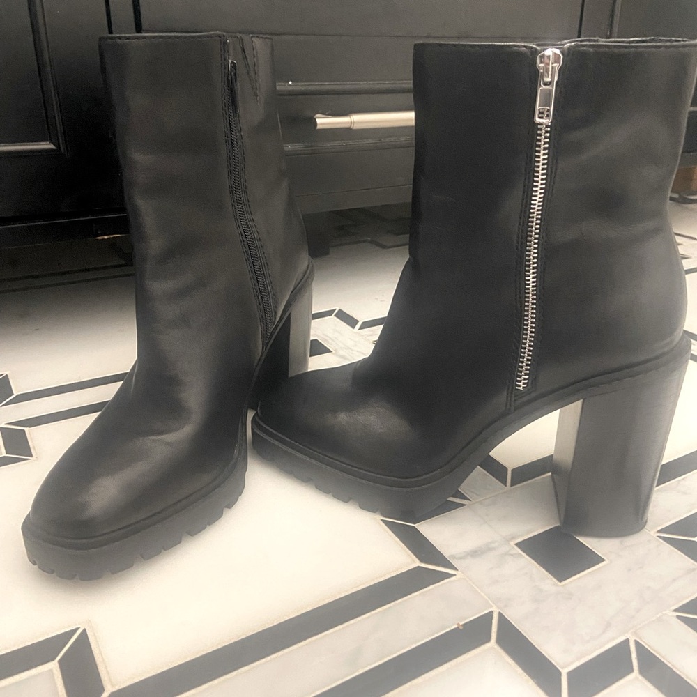 ***NWT CHELSEA & VIOLET BOOTS 👢 ***